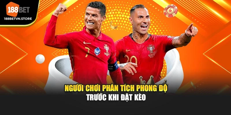Người chơi phân tích phong độ trước khi đặt kèo
